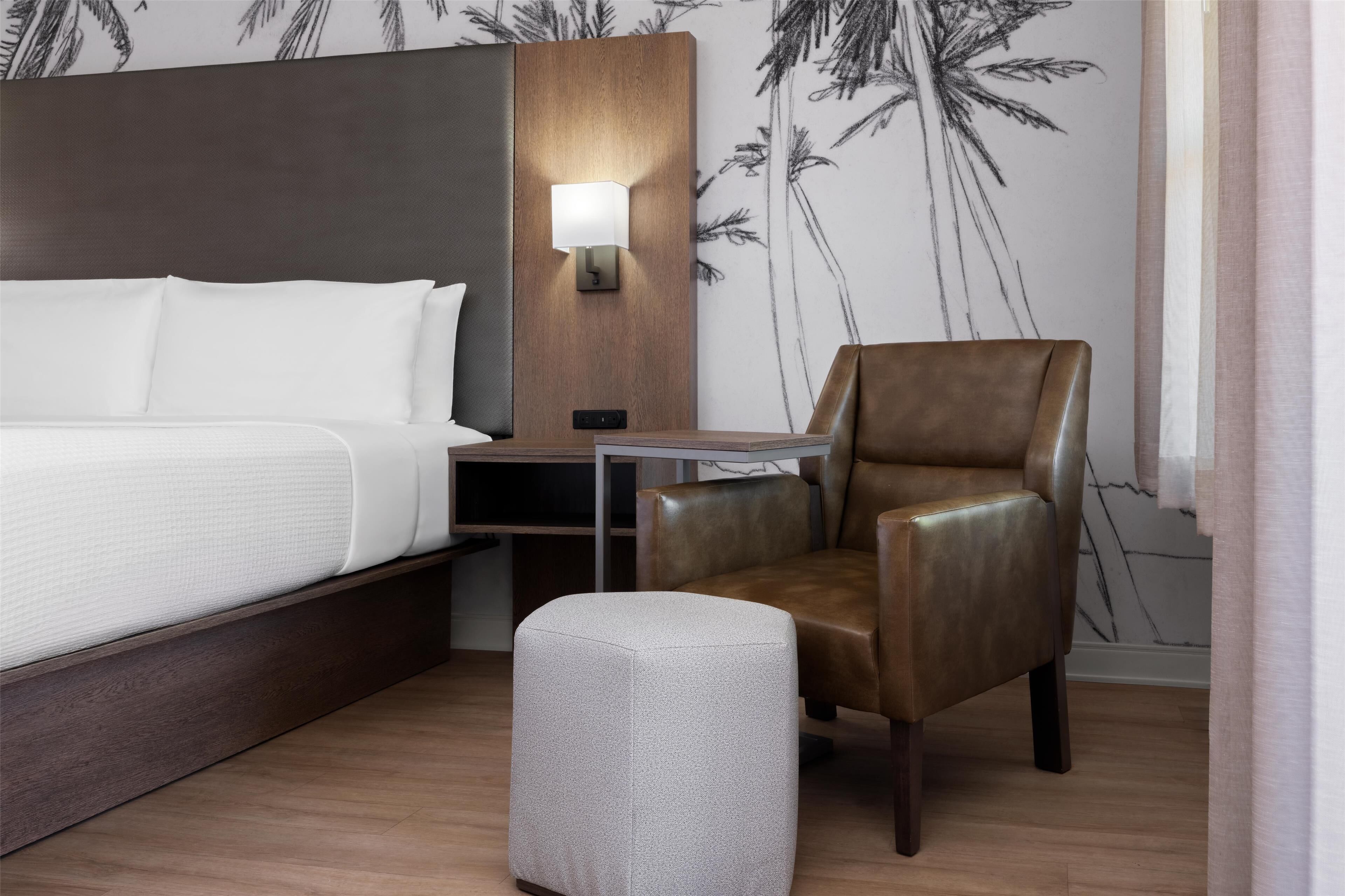 standard room, 1 king bed, non smoking, refrigerator | hypo-allergenic bedding, in-room safe, desk, laptop workspace