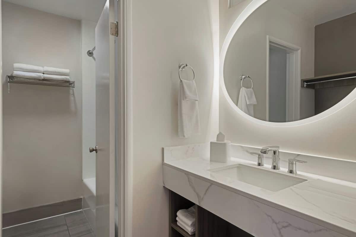 Combined shower/tub, free toiletries, hair dryer, towels