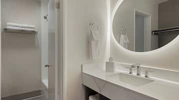 Combined shower/tub, free toiletries, hair dryer, towels