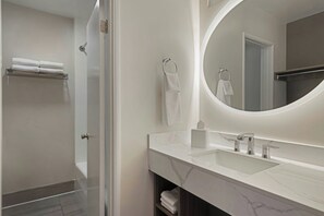 Combined shower/tub, free toiletries, hair dryer, towels