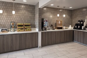 每日供應自助早餐 (費用另計)