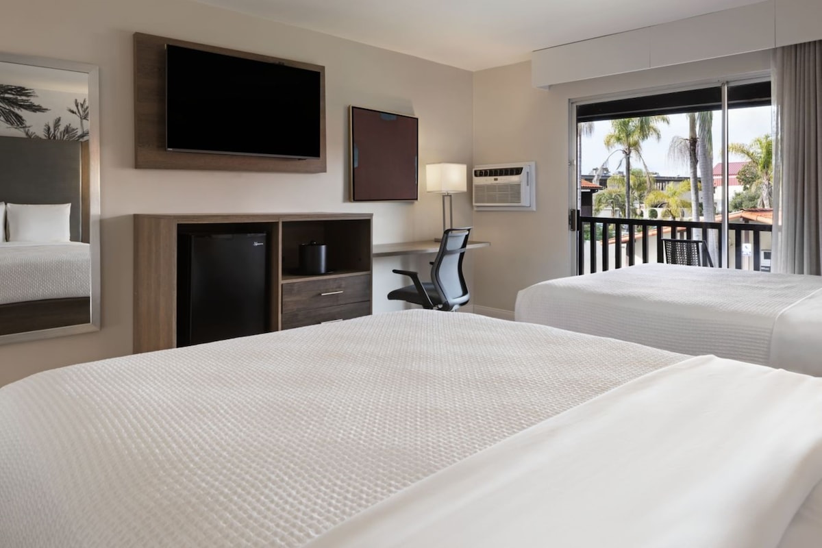 Hypo-allergenic bedding, in-room safe, desk, laptop workspace