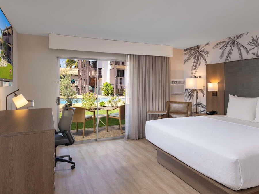 Hypo-allergenic bedding, in-room safe, desk, laptop workspace