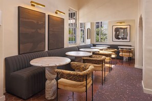 Lobby sitting area - FOUND Hotels, Santa Barbara, Series by Marriott (Santa Barbara)