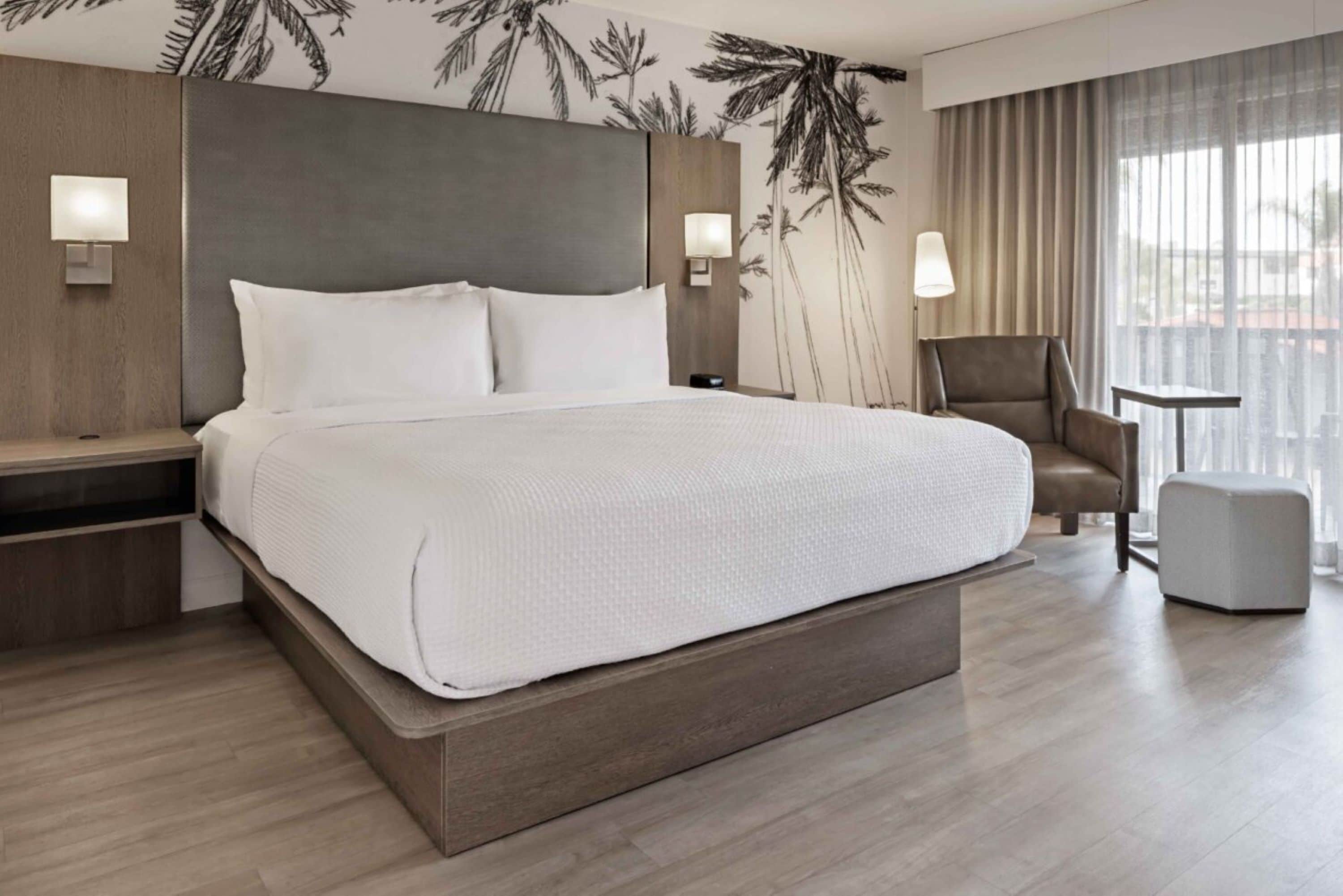 Ropa de cama hipoalergénica y caja de seguridad en la habitación 