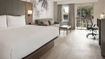 Executive-rum - 1 kingsize-sÀng med bÀddsoffa - utsikt mot innergÄrden | Allergitestade sÀngklÀder, vÀrdeförvaringsskÄp pÄ rummet och skrivbord