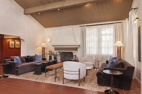 Lobby sitting area. FOUND Hotels, Santa Barbara, Series by Marriott