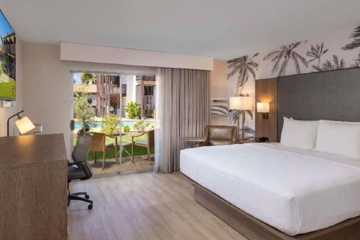 Hypo-allergenic bedding, in-room safe, desk, laptop workspace