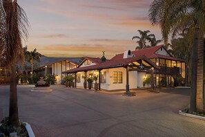 Exterior detail - FOUND Hotels, Santa Barbara, Series by Marriott (Santa Barbara)