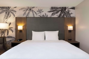 Standard Room, 1 King Bed, Non Smoking | Hypo-allergenic bedding, in-room safe, desk, laptop workspace