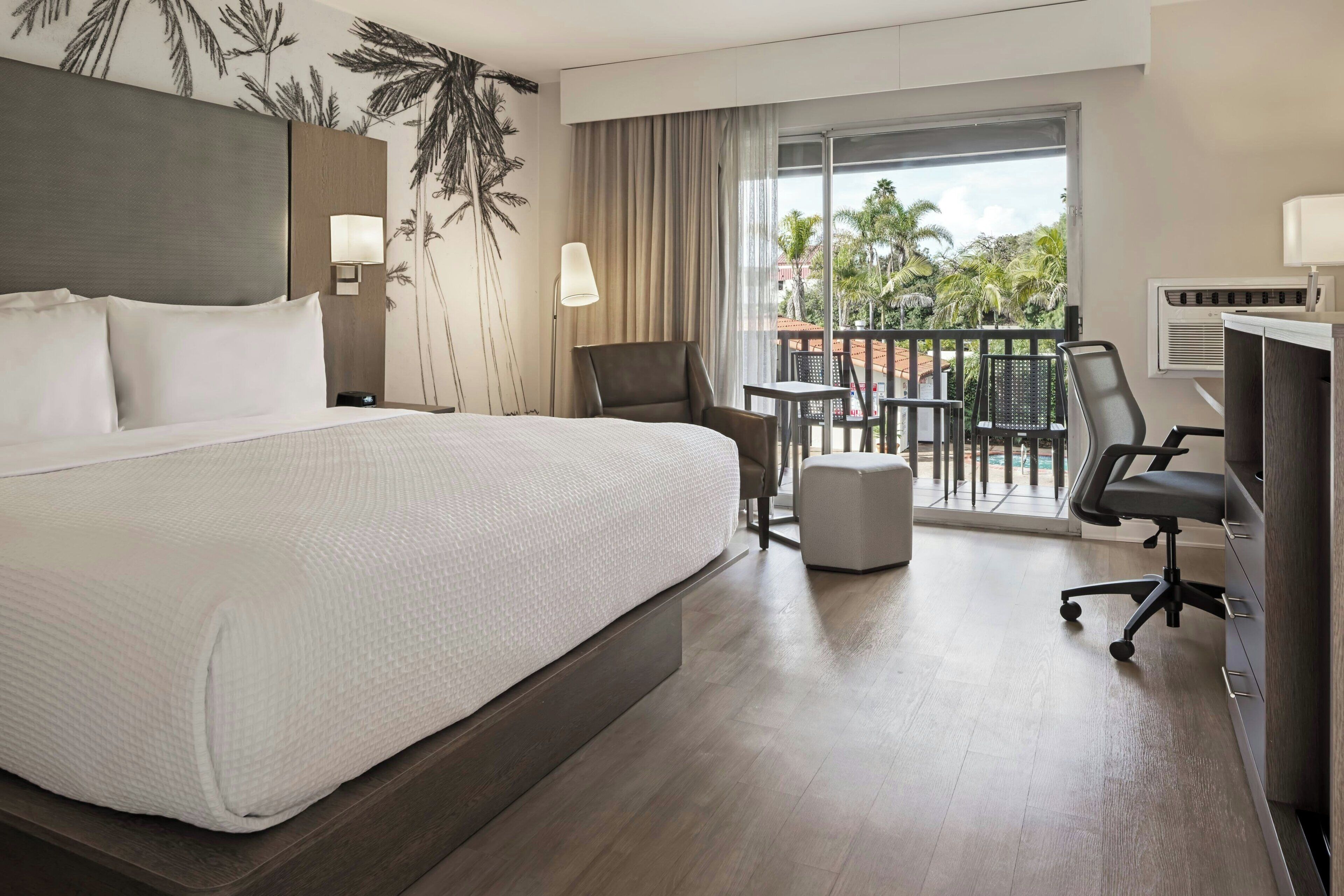 Deluxe Room, 1 King Bed, Courtyard View | Hypo-allergenic bedding, in-room safe, desk, laptop workspace