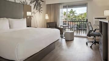 Kamar Deluks, 1 Tempat Tidur King, pemandangan halaman | Seprai antialergi, brankas, meja kerja, dan ruang kerja ramah laptop