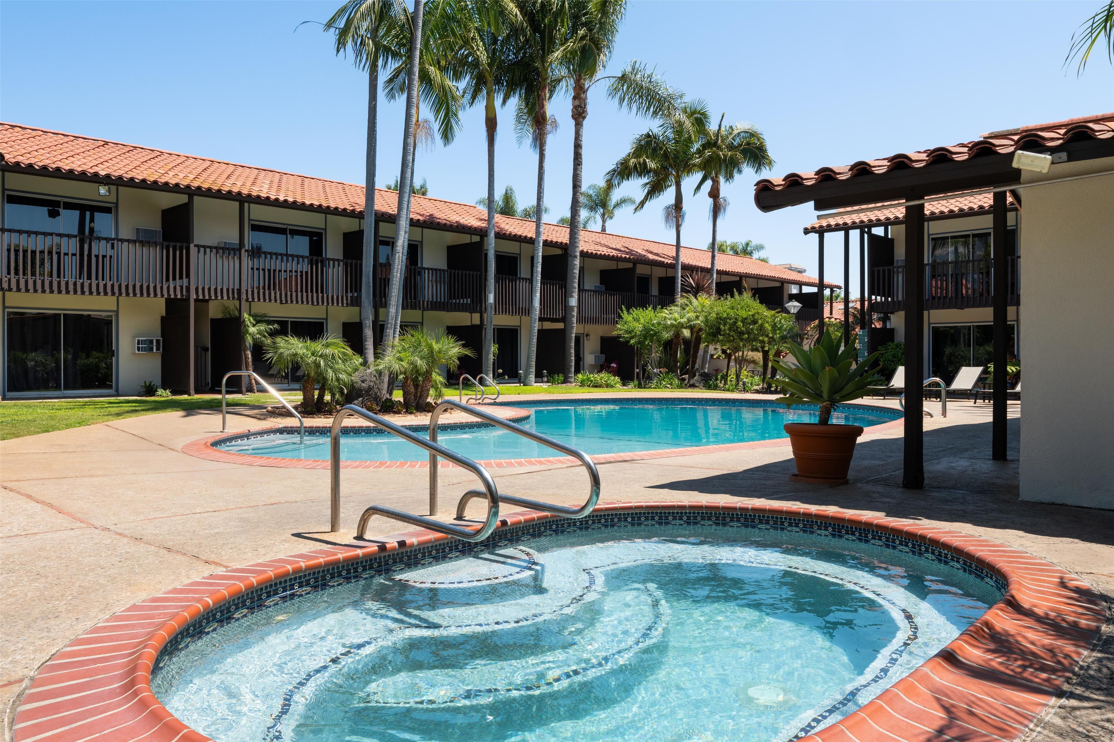 2 outdoor pools, pool loungers