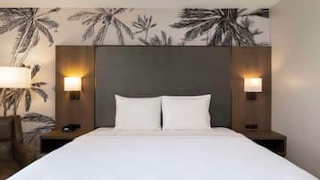 Allergitestade sängkläder, värdeförvaringsskåp på rummet och skrivbord