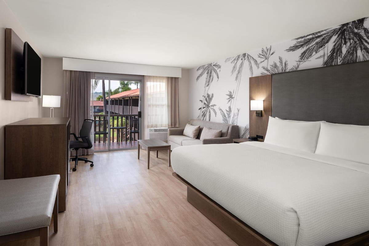 standard room, 1 king bed, non smoking, refrigerator (queen sofabed) | hypo-allergenic bedding, in-room safe, desk, laptop workspace