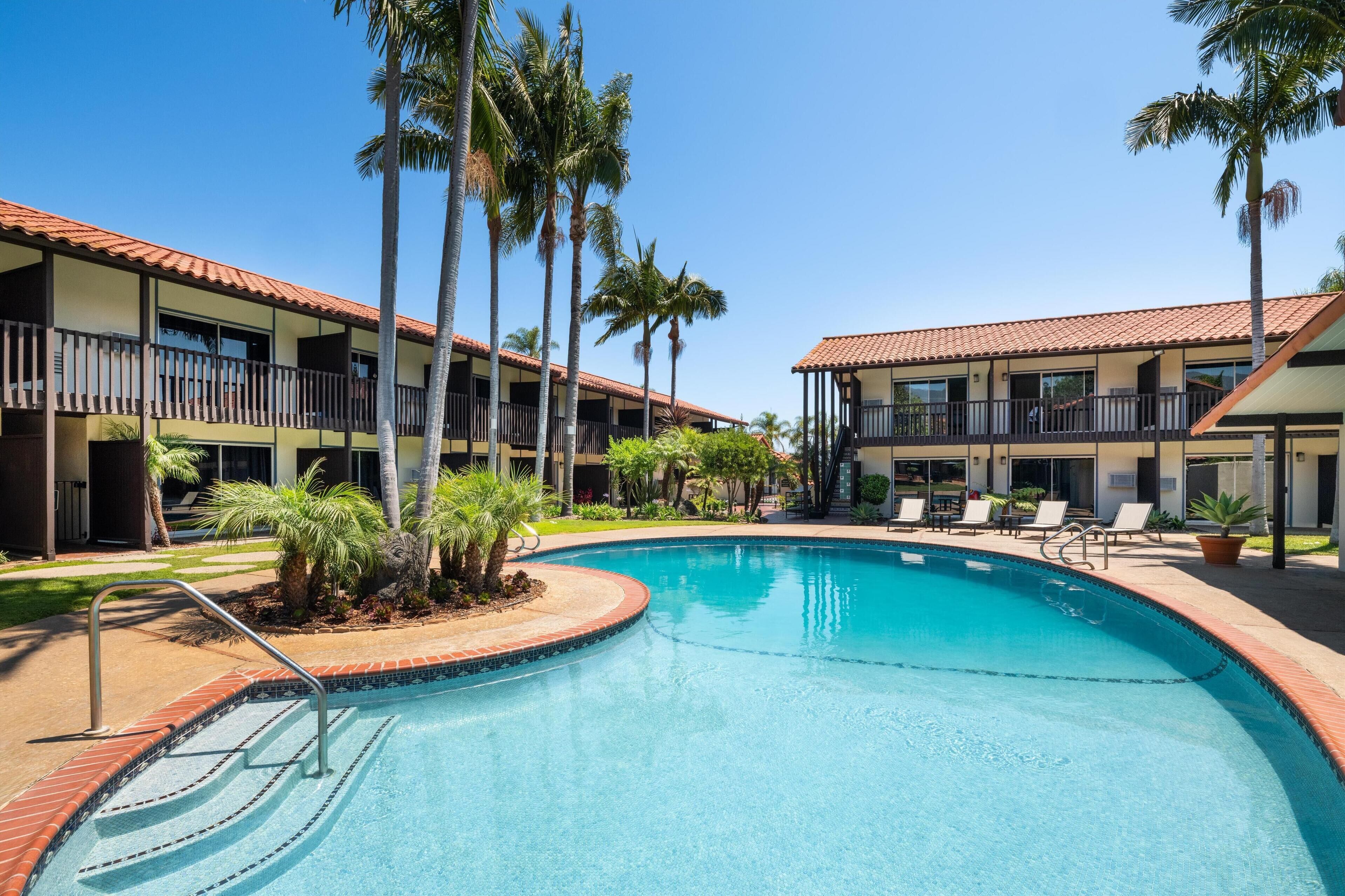 2 outdoor pools, pool loungers