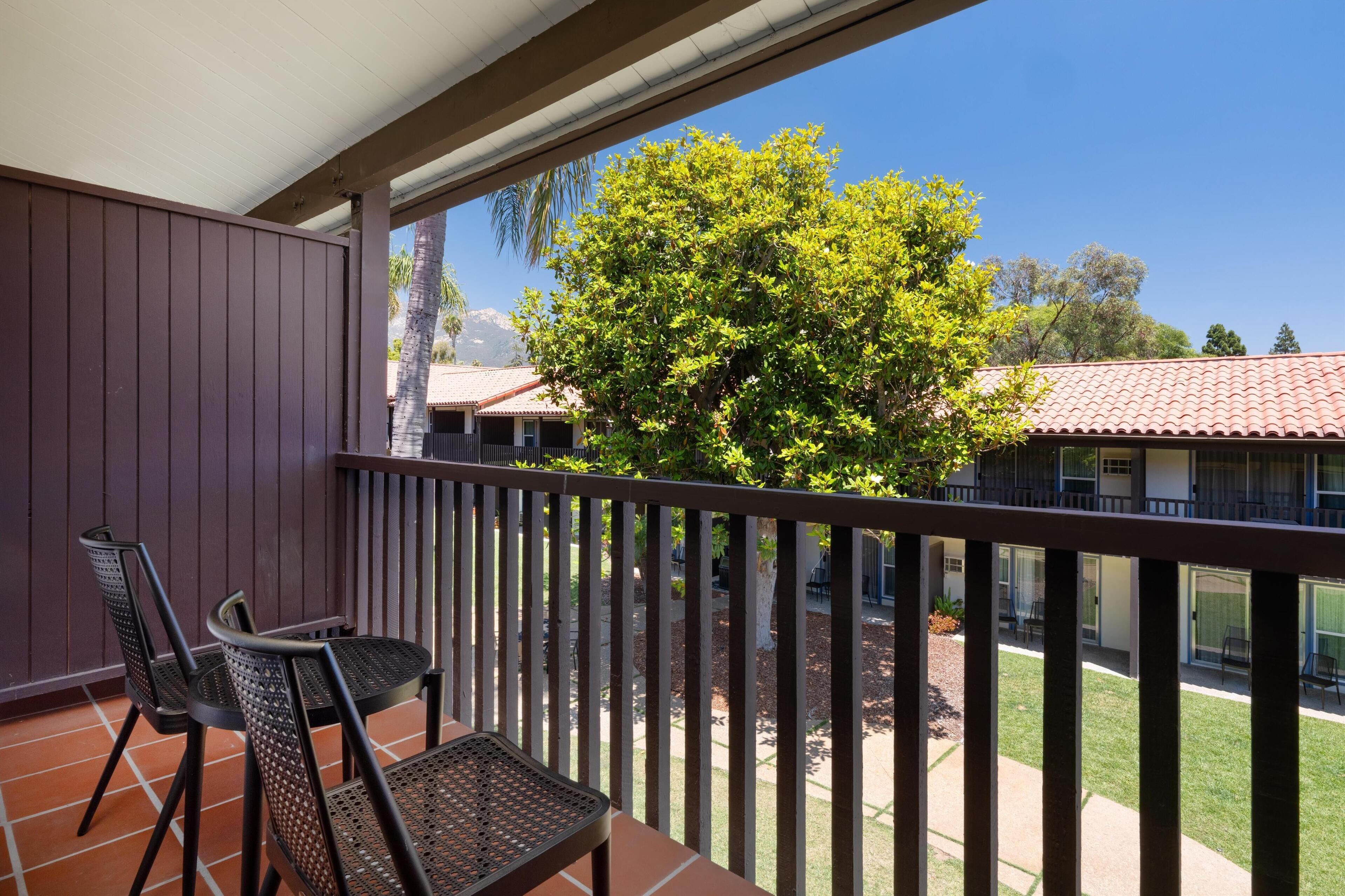 standard room, 1 king bed, non smoking, refrigerator | hypo-allergenic bedding, in-room safe, desk, laptop workspace