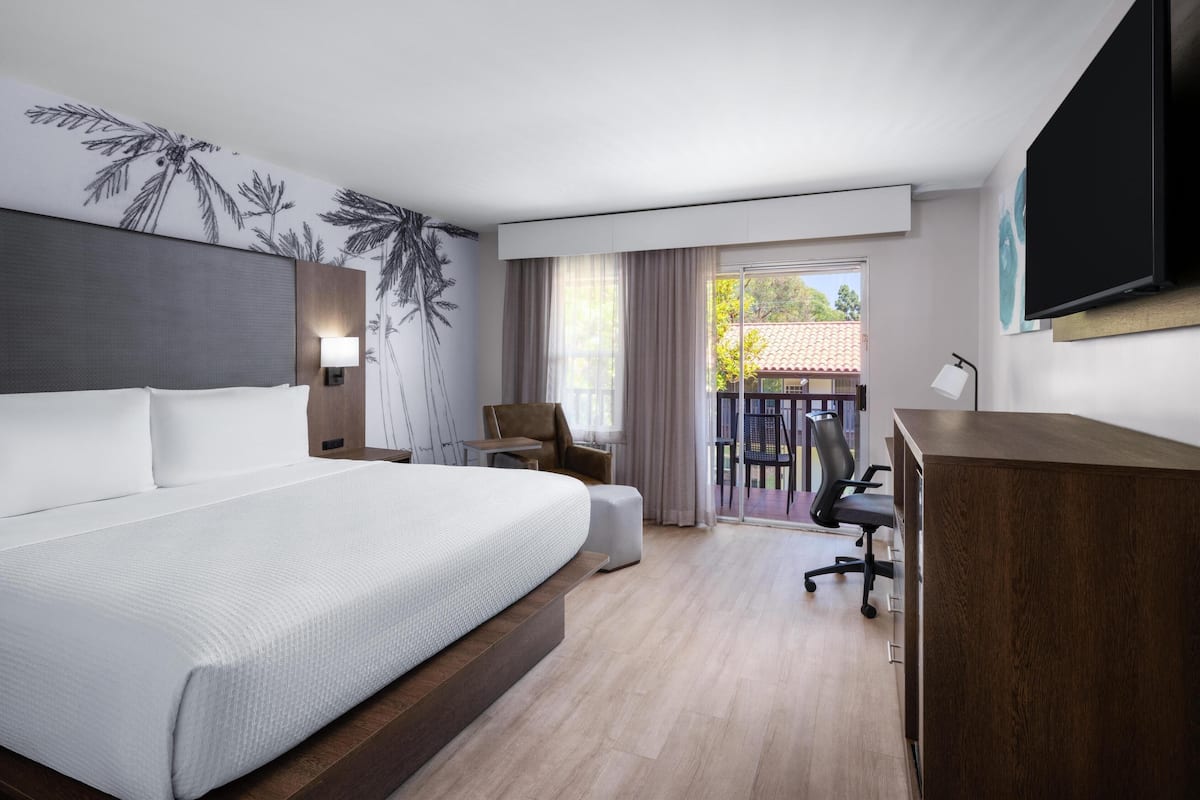 Standard Room, 1 King Bed, Non Smoking, Refrigerator | Hypo-allergenic bedding, in-room safe, desk, laptop workspace