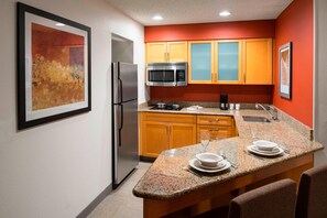 Frigorífico, microondas, placa de cocina y cafetera o tetera