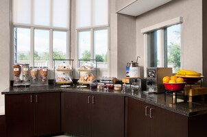 Café da manhã com buffet grátis todos os dias