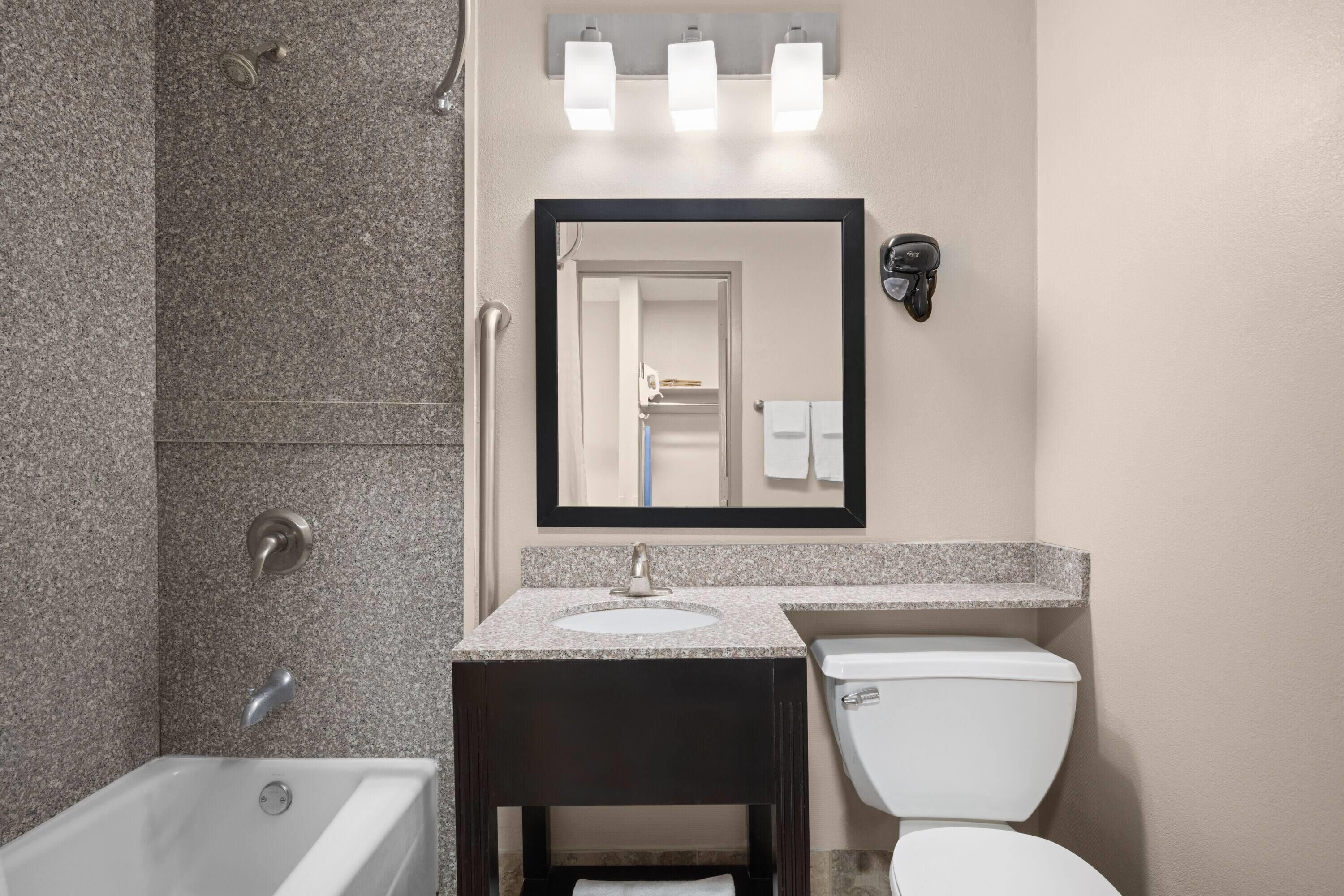 Kamer, 1 kingsize bed, niet-roken (Exterior Building) | Badkamer | Een bad/douchecombinatie, een diep bad, gratis toiletartikelen