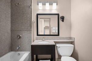 Room, 1 King Bed, Non Smoking (Exterior Building) | Bathroom | Combined shower/tub, deep soaking tub, free toiletries, hair dryer