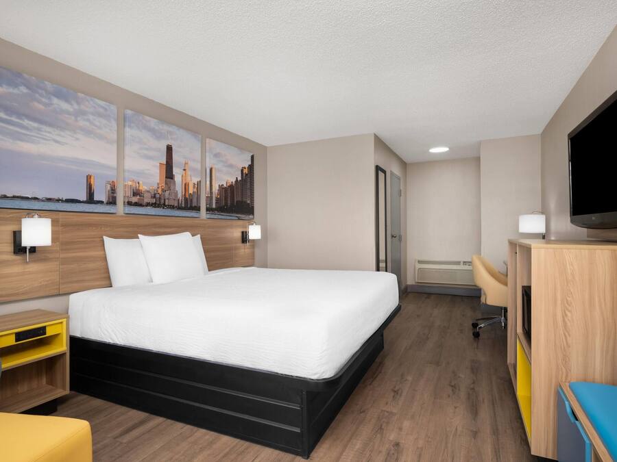 Room, 1 King Bed, Non Smoking (Exterior Building) | Desk, laptop workspace, iron/ironing board, bed sheets