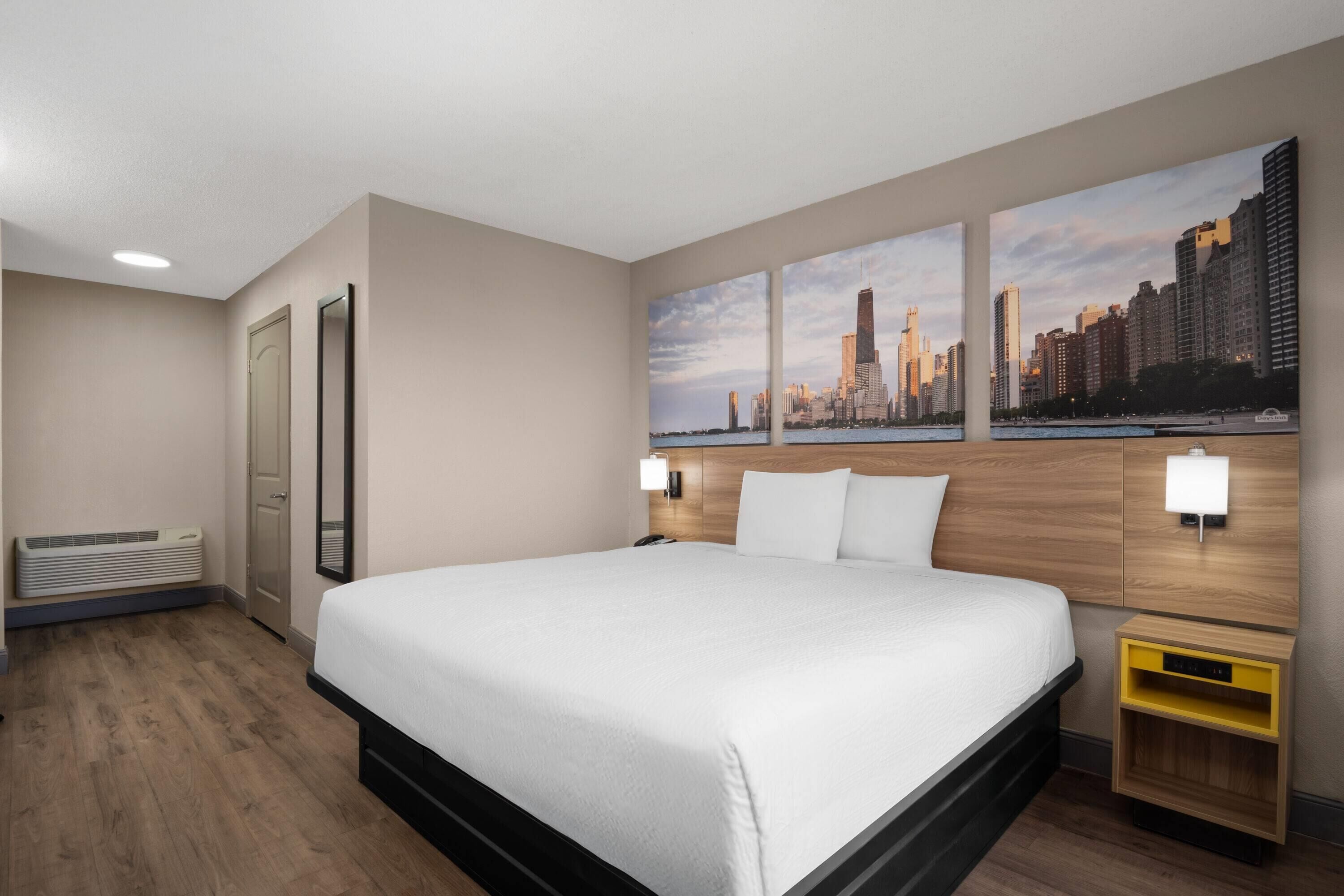 مكتب ومساحة عمل للكمبيوتر المحمول ومكواة/لوح كي وملاءات أسرّة