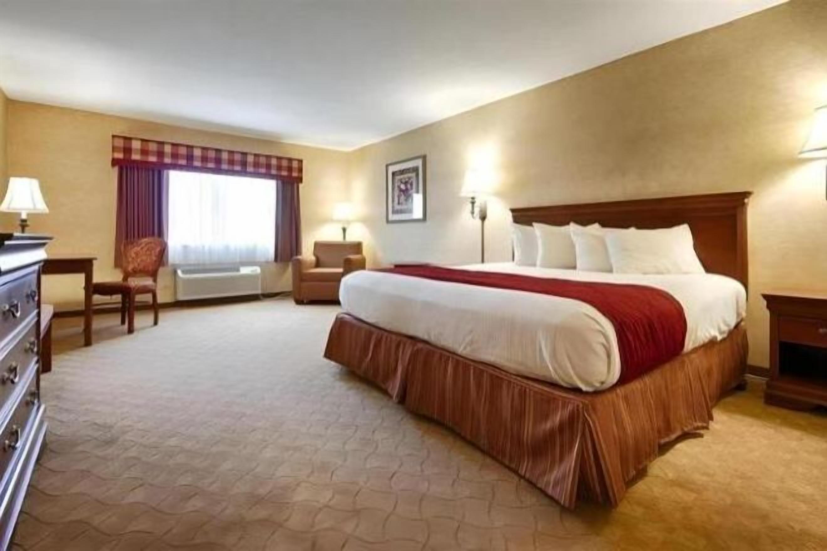 Desk, laptop workspace, iron/ironing board, free WiFi