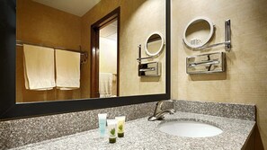 Combined shower/bathtub, deep-soaking bathtub, free toiletries