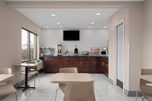 فطور كامل مجانًا يوميًا