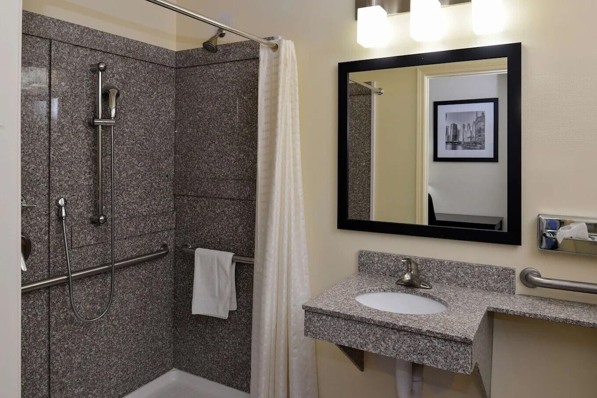 Combined shower/bathtub, deep-soaking bathtub, free toiletries