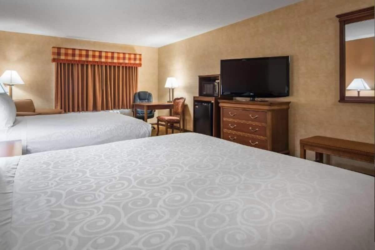 Desk, laptop workspace, iron/ironing board, free WiFi