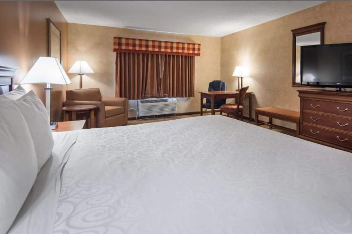 Desk, laptop workspace, iron/ironing board, free WiFi