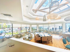 2 か所のレストラン : 朝食、ランチ、ディナー、ブランチに営業