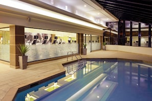 Piscine couverte, piscine extérieure, chaises longues