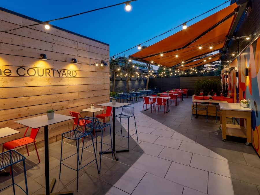 Serveert ontbijt, lunch, diner, Britse gerechten