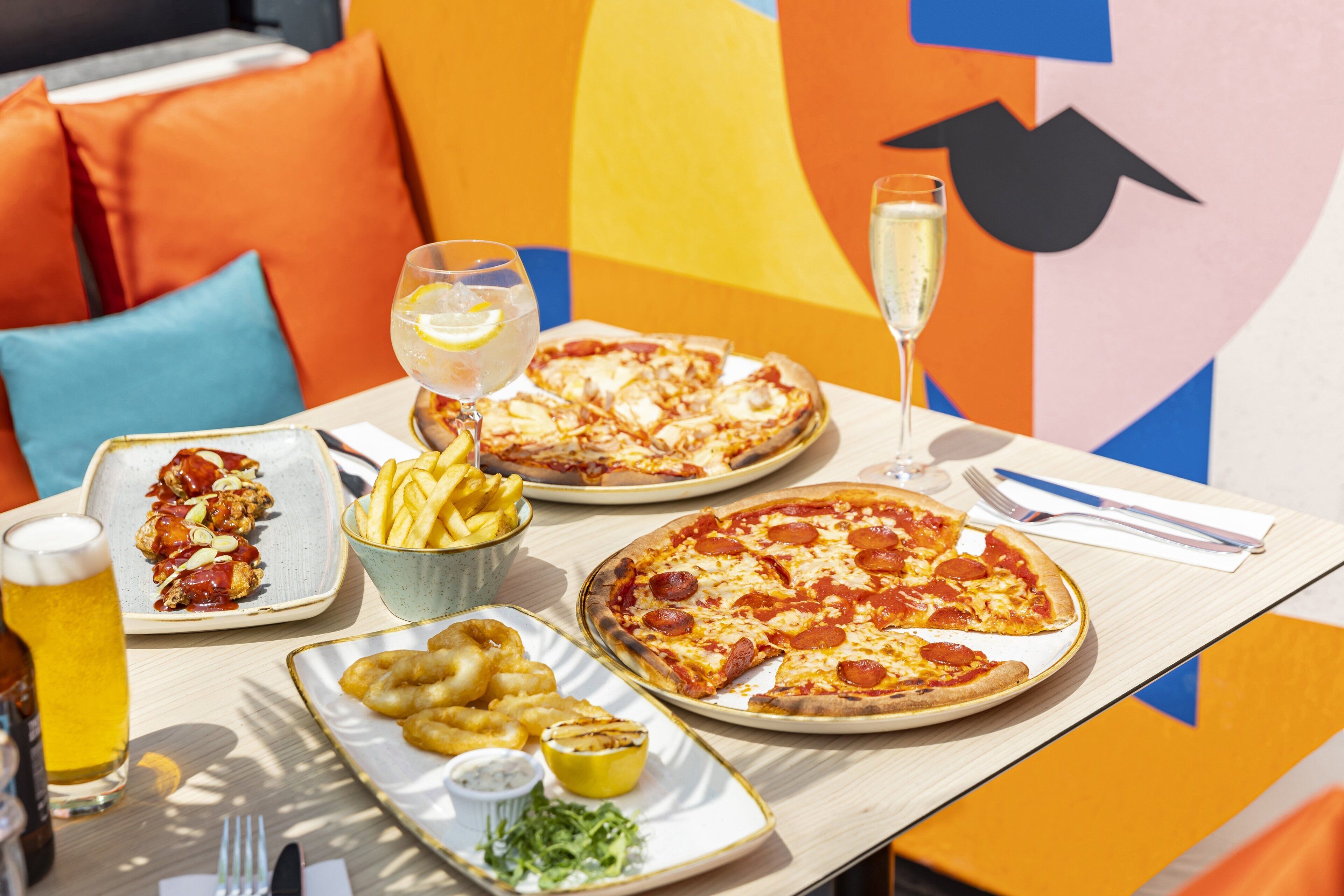 供應早餐、午餐和晚餐，英國料理