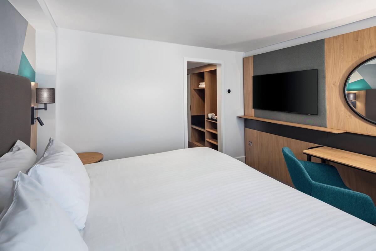 Standard Room, 1 King Bed (Super King) | Hypo-allergenic bedding available, desk, blackout drapes