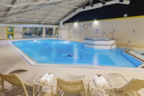 Piscine couverte, chaises longues