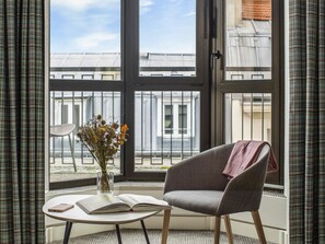 Luxe beddengoed, pillowtop-bedden, een minibar, een kluis op de kamer