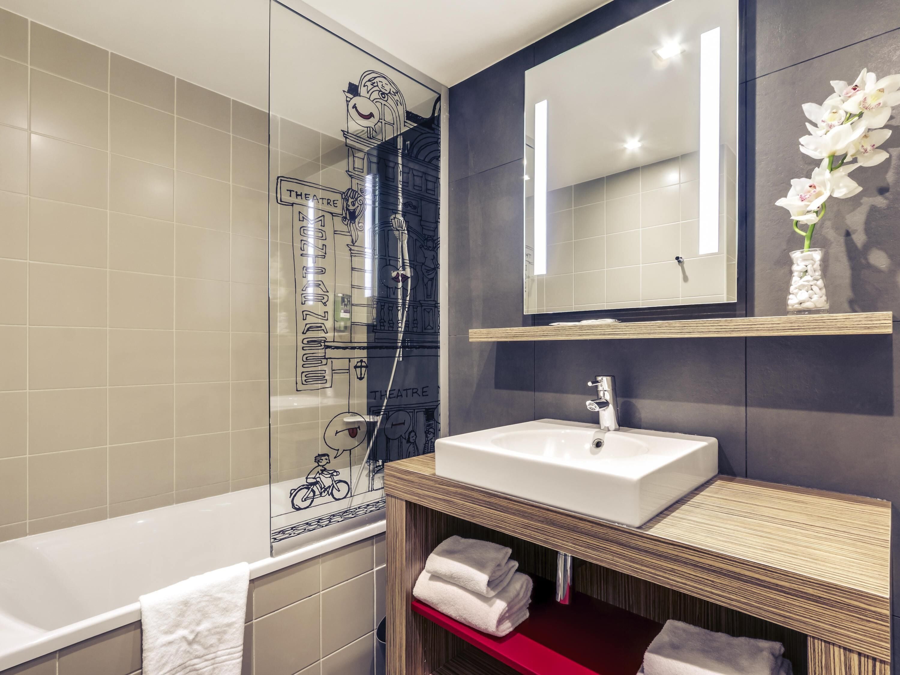 Milieuvriendelijke toiletartikelen, een haardroger, handdoeken