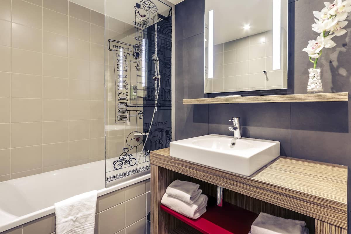 Eco-friendly toiletries, hair dryer, towels