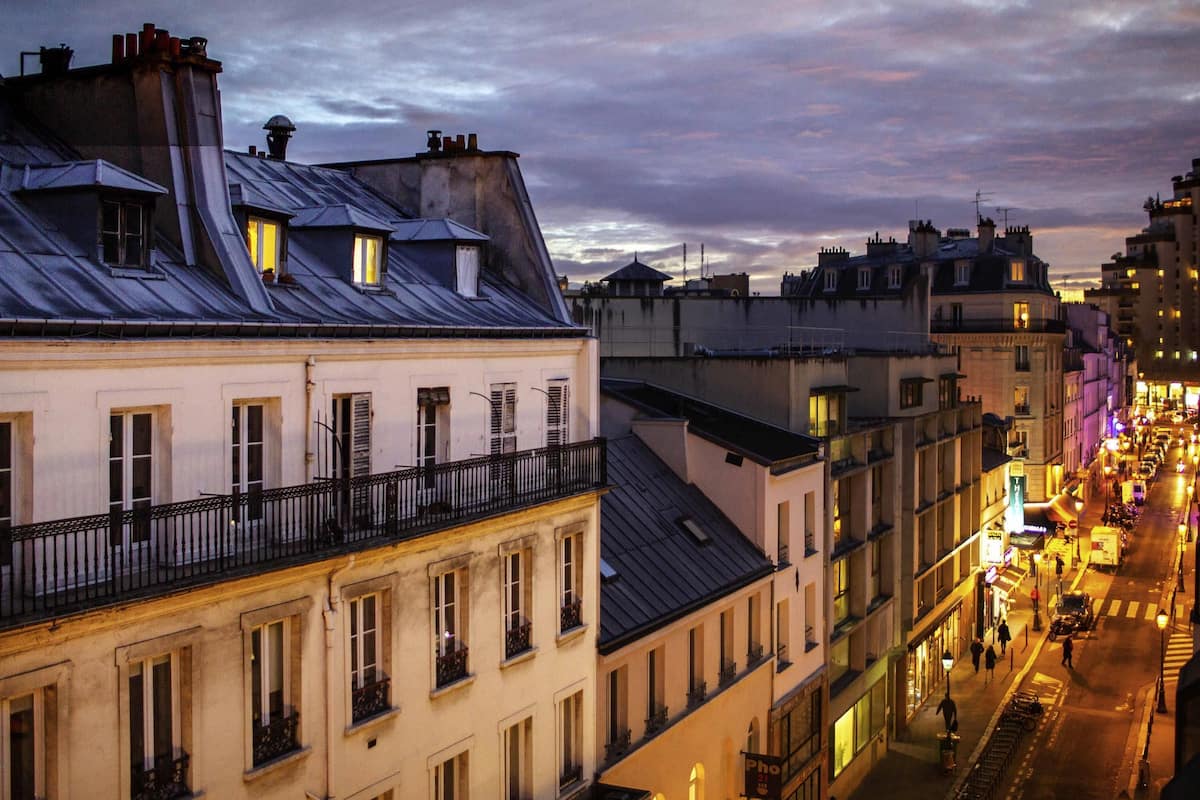 Suite junior, 1 cama matrimonial y sofá cama | Ropa de cama de alta calidad, camas con pillow-top y minibar