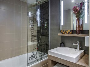 Articles de toilette écologiques, séchoir à cheveux, serviettes fournies