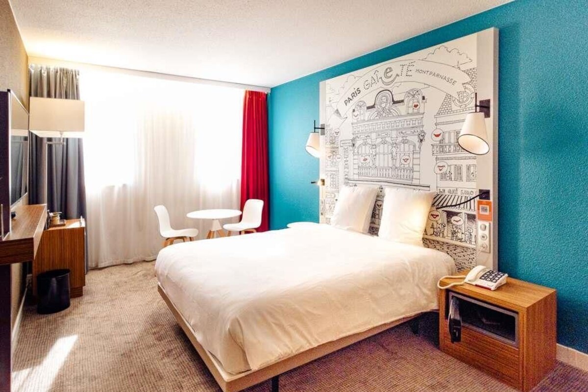 Room, 1 Double Bed, Accessible | Premium bedding, pillow-top beds, minibar, in-room safe