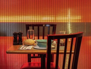 Der serveres frokost og aftensmad