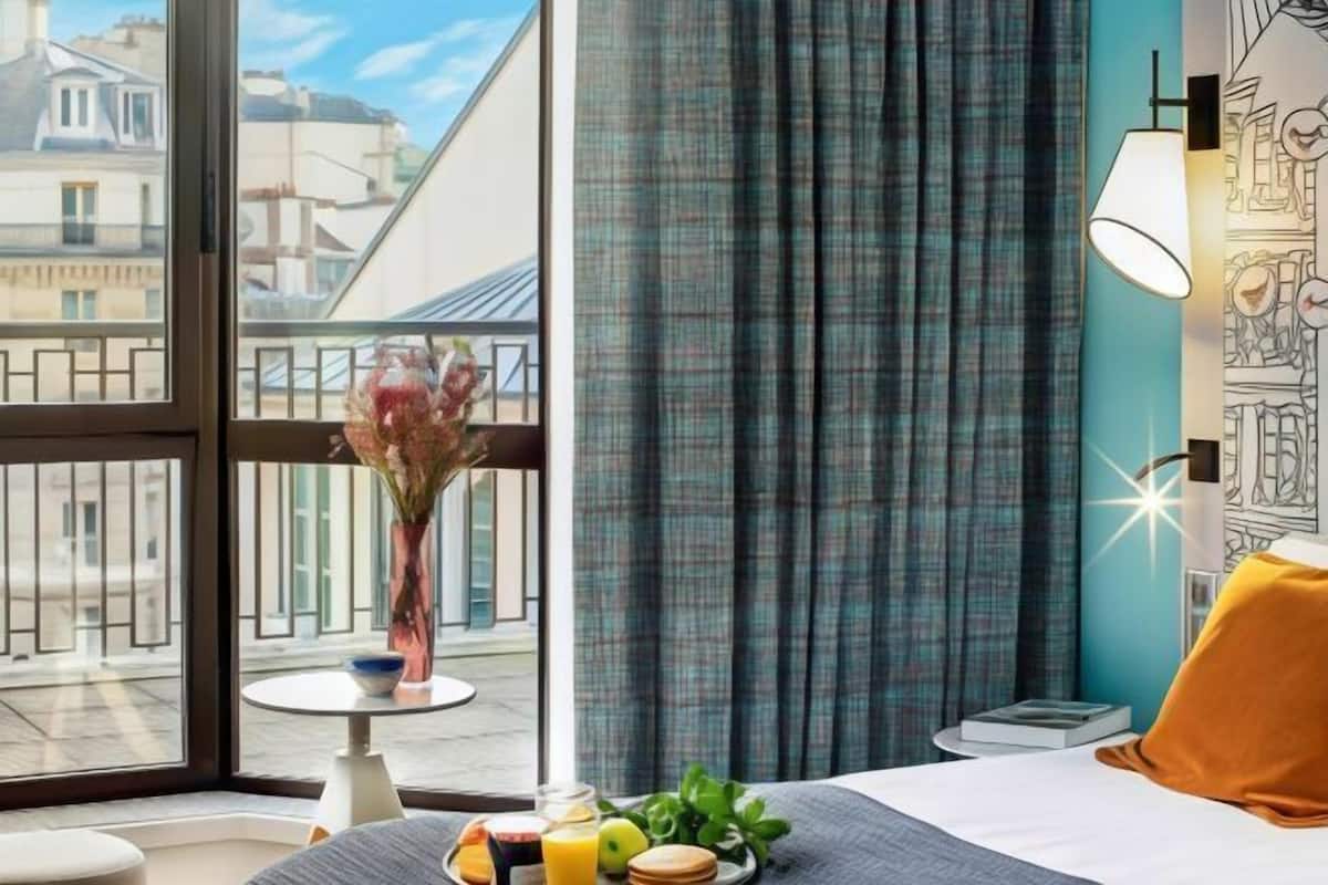 Premium bedding, pillow-top beds, minibar, in-room safe