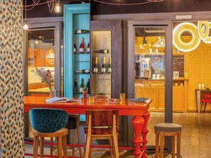 Desayuno buffet diario (EUR 20 por persona)