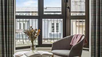 Literie de qualité, lit avec matelas à plateau-coussin, minibar